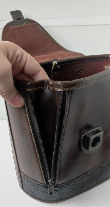 Piękna torebka ze skóry tłoczonej w kwiaty