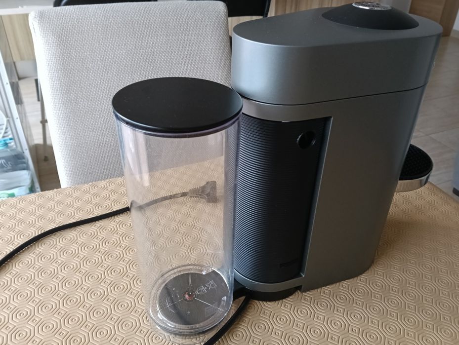 Máquina Nespresso - Modelo  Vertuo Plus Deluxe Titan