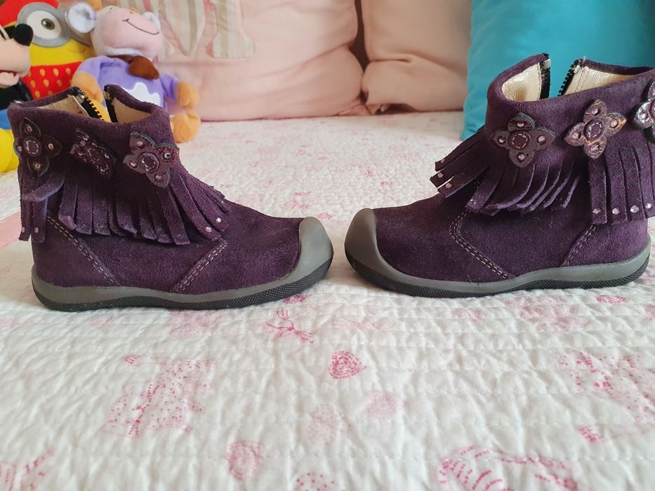 Botinhas de bebé também 20. Roxas. De pele e como novas.