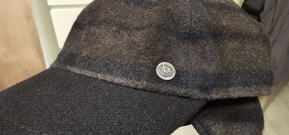 Bugatti wełniana zimowa czapka z daszkiem rozmiar 56 stan bardzo dobry