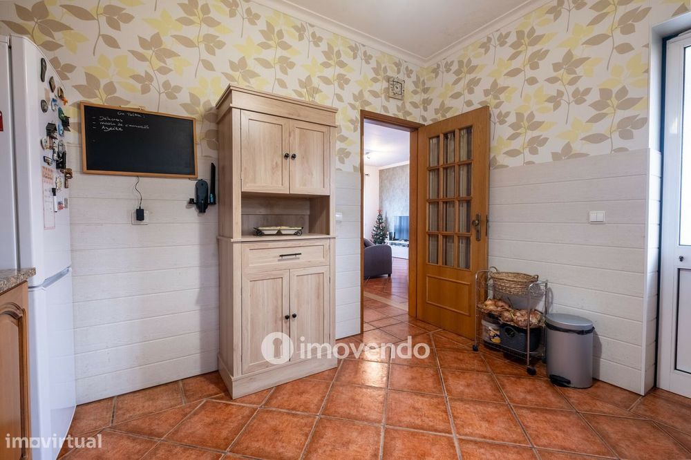 Moradia T3 mobilada e equipada, com garagem e jardim, na Mealhada