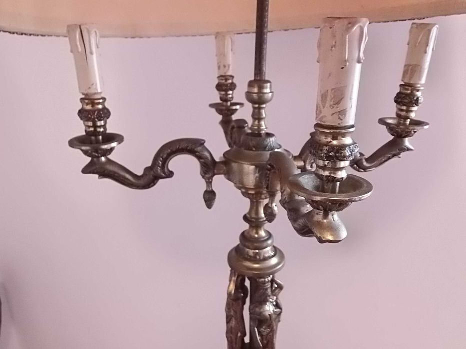 Candeeiro de pé alto