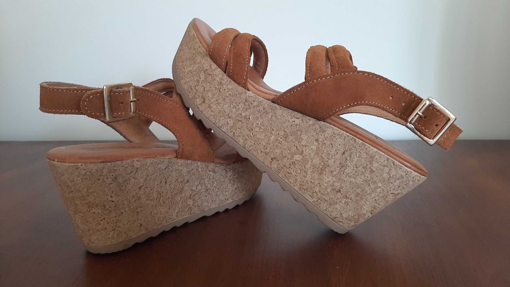COMO NOVAS Sandálias compensadas cunha pele/camurça castanho mel 36