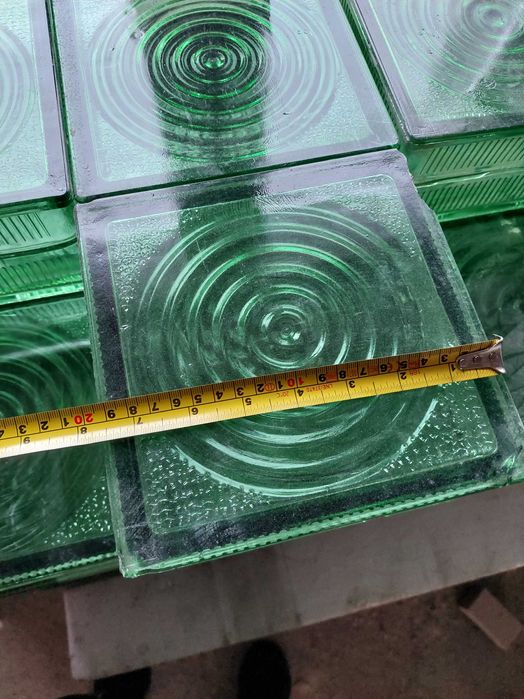 Sprzedam zielone luksfery. Niektóre z nich są po demontażu.