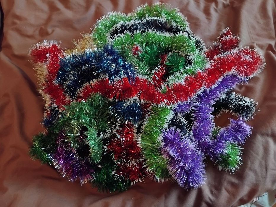 Різнокольорові новорічні прикраси