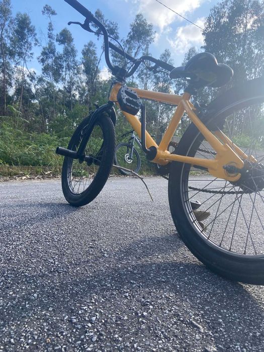 BMX amarela em ótimo estado