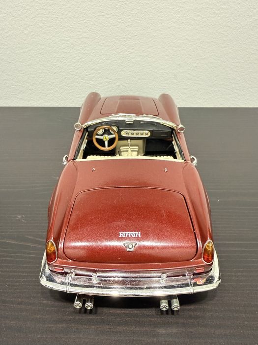 Ferrari 250 GT Califórnia 1/18