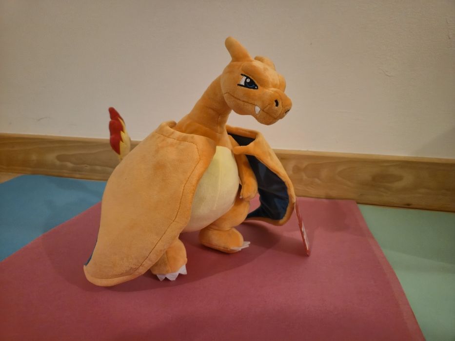 Vários Peluches e bonés Pokémon