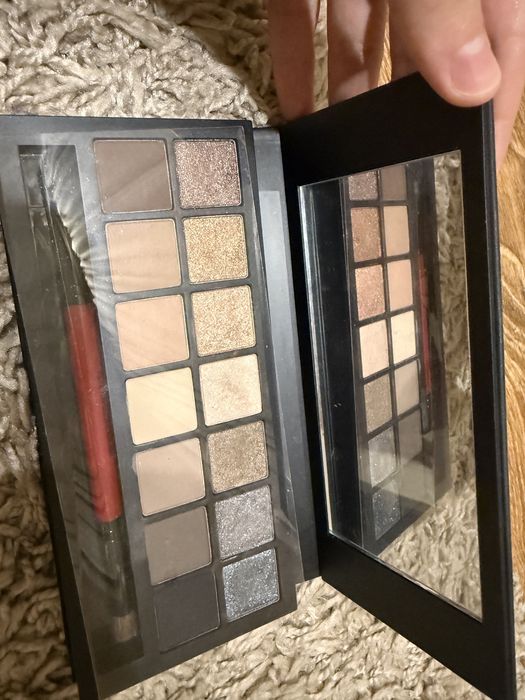 Мінеральна пудра, консилер, бронзер Lily Lolo, Youngblood, стік Rare Beauty, палетка тіней Smashbox для проблемної шкіри