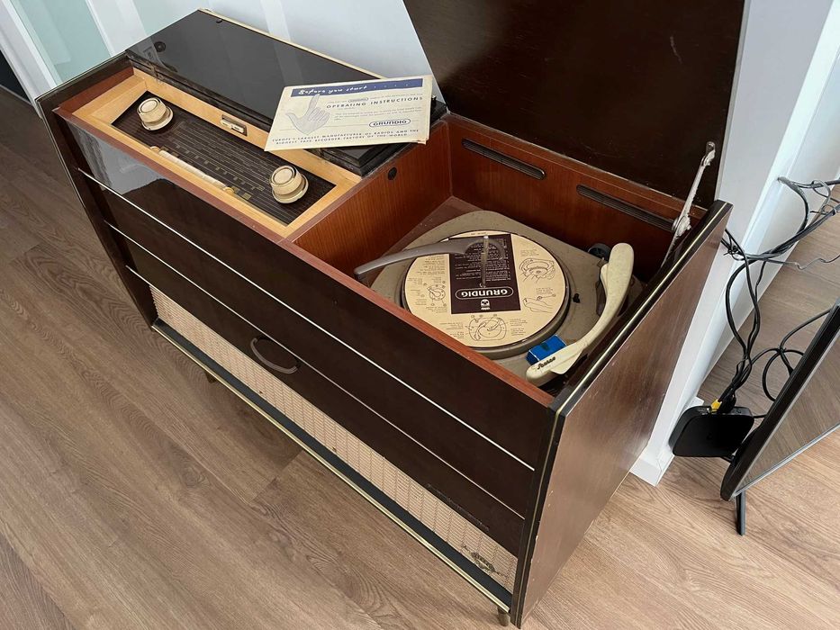 Móvel Rádio/Gira discos Grundig