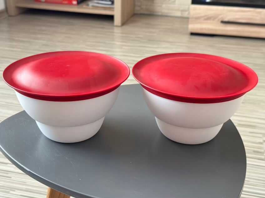 Dwie miski biało-czerwone Tupperware 1L