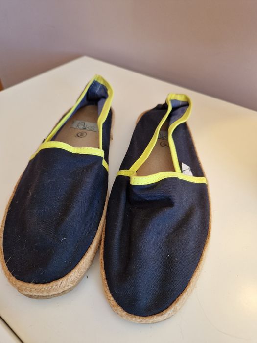 Alpergatas azuis escuras