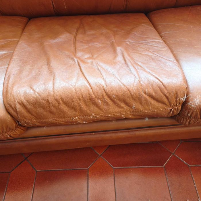 Sofá cama em pele.
