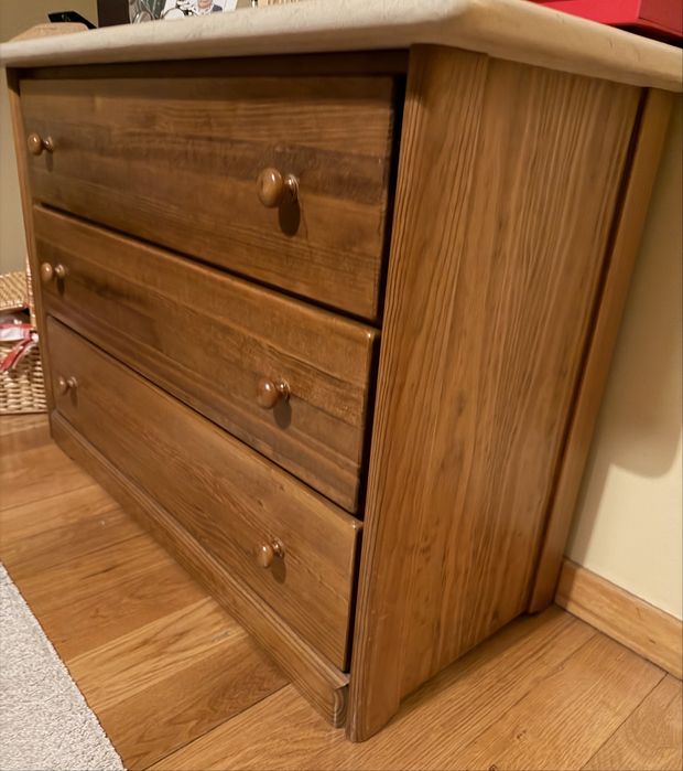 Comoda Pedrosa 102/43/77 de altura. Tampo em marmore 117-48 cm