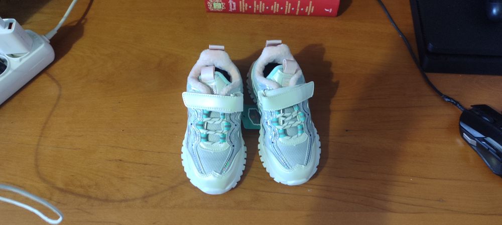 Дитячі утеплені кросівки на дівчинку світлі рожеві легені на липучці