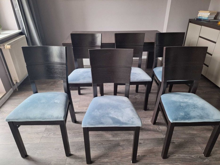 Rozkładany stół z krzesłami