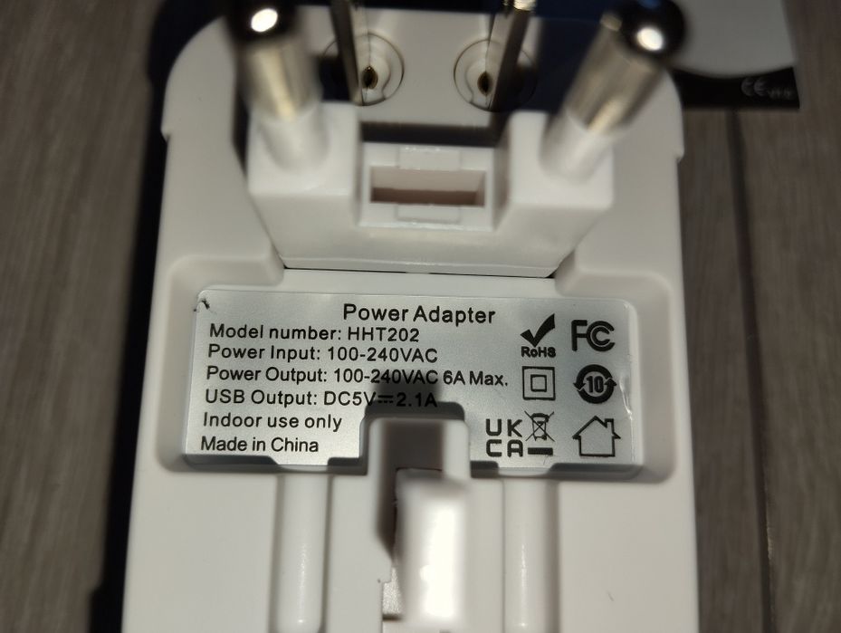 Uniwersalny adapter podróżny