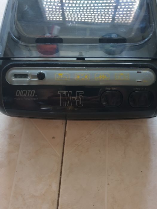 Rebobinador de cassetes VHS digito TX-5 e cassete VHS TT93 Nova, de corrida de moto em 1993.