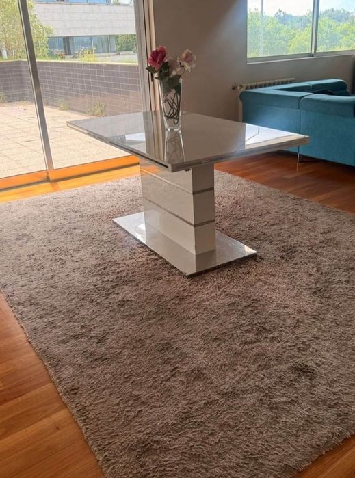 Mesa de jantar lacado a branco