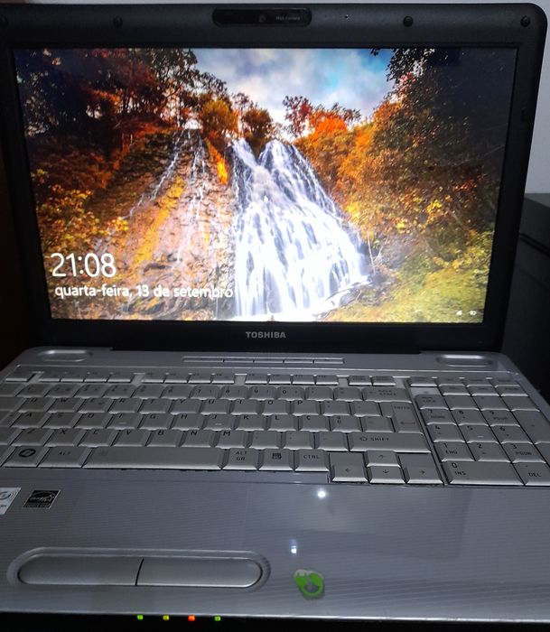 Vendo  Computador Portátil Toshiba (PARA DESOCUPAR)