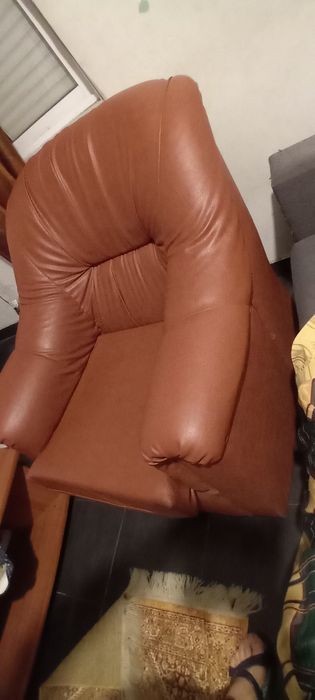 Cadeirão poltrona sofá, em pele castanho