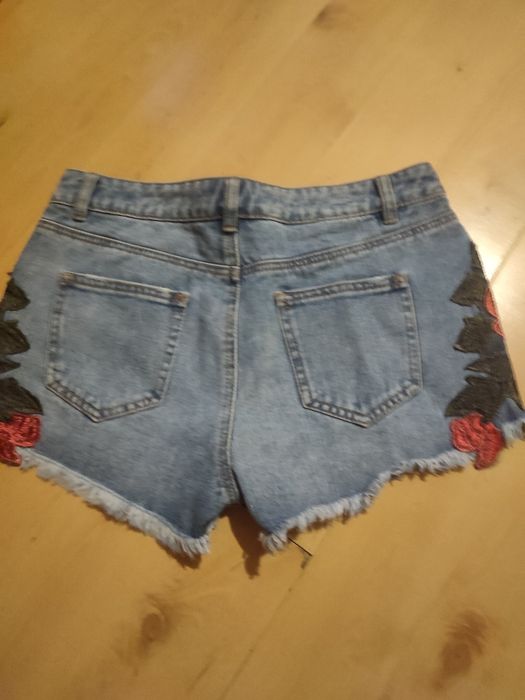 Piękne szorty z haftem róża