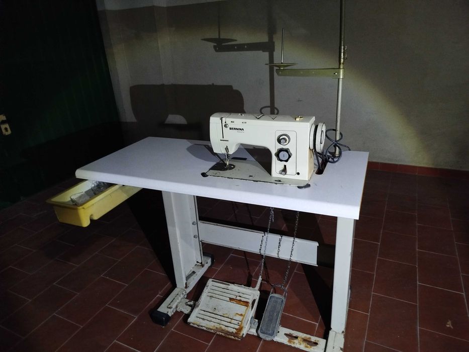 Máquina de Costura (Suiça) Bernina industrial com Mesa, Motor e pedal