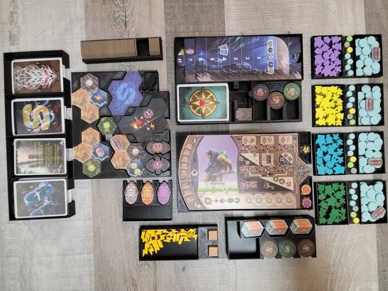 Insert organizer do gry planszowej Revive mieści dodatek Call of the Abyss