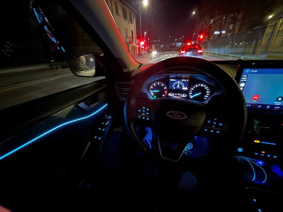 Oświetlenie LED Ambient Light do samochodu – zestaw podświetlenia wnętrza Premium
