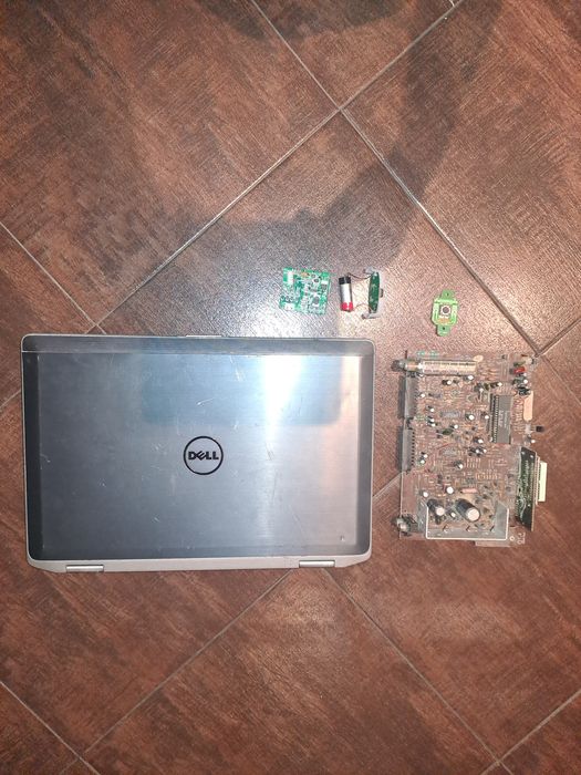 Laptop dell + płytka drukowana