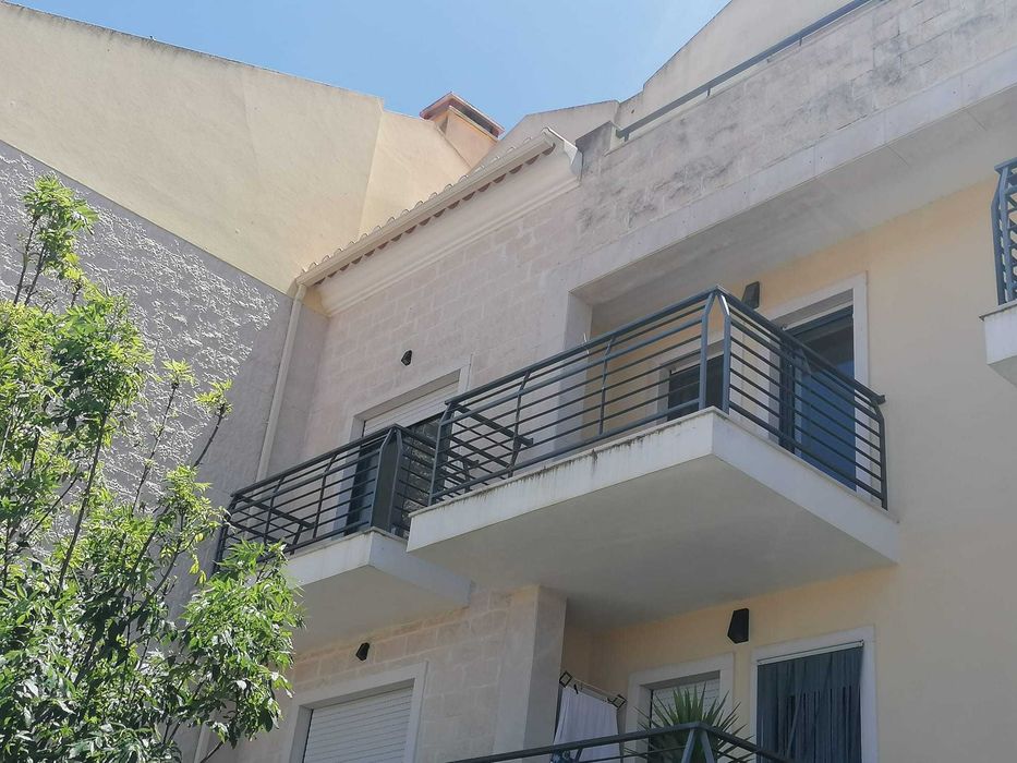 Apartamento t2 em condomínio com lugar de garagem e jardim privativo, para venda em Casal Sereno, Torres Vedras