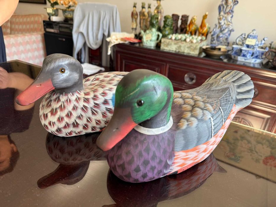 Par de patos mandarins em madeira pintada à mão