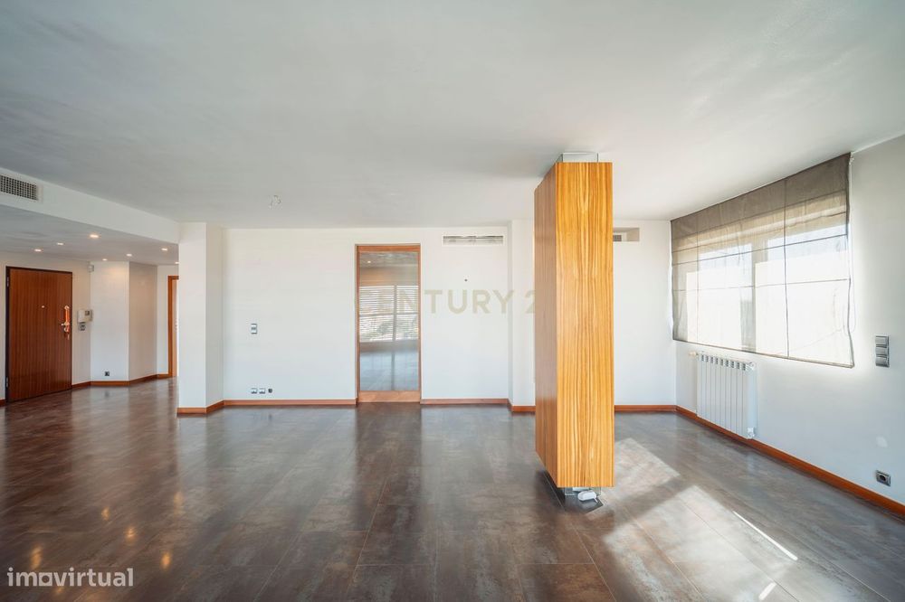 T5+1 Duplex em Linda-a-Velha com 291 m² úteis, 5 estacionamentos e vis