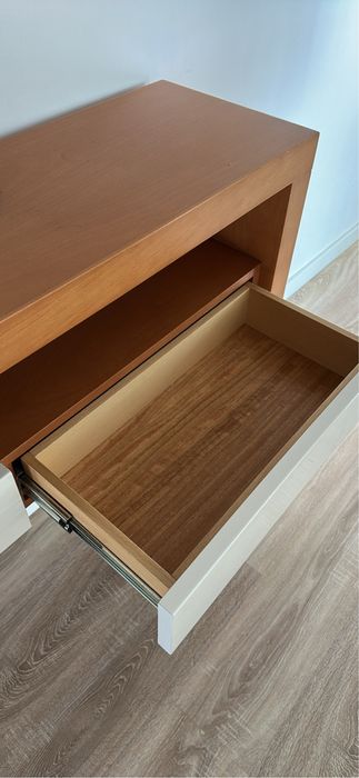 Movél de entrada de madeira com gavetas brancas