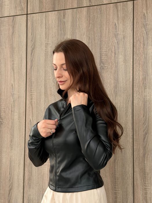 Шкіряна кофтина на замку