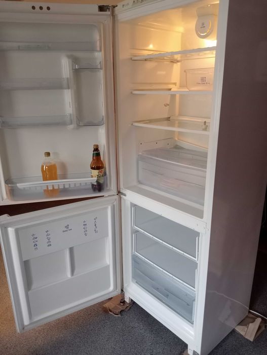 Продам холодильник Indesit.