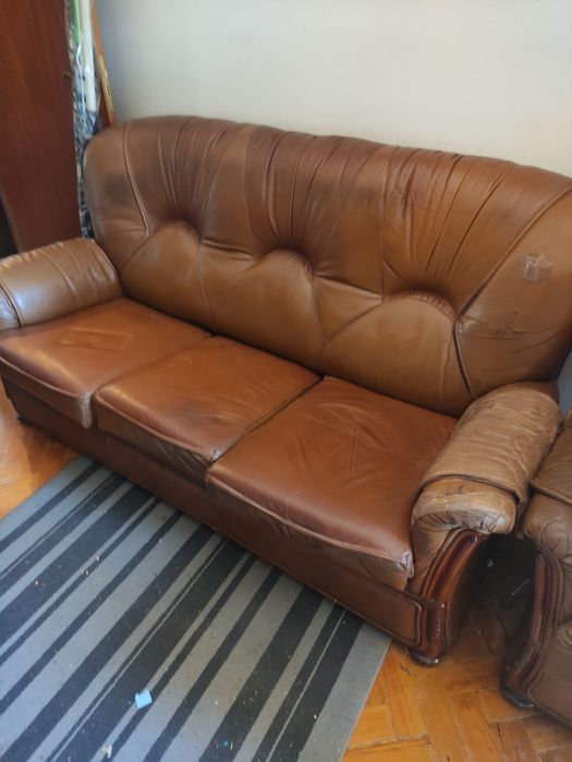 Conjunto de sofá e poltrona em couro
