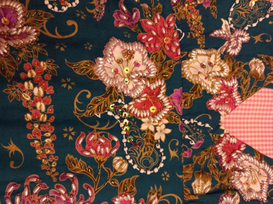 Top floral bordado com vários tipos de pedras