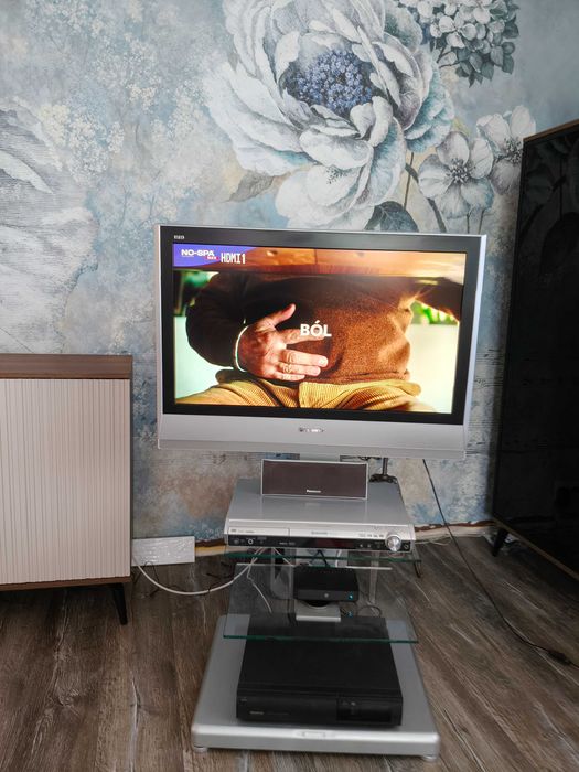 Telewizor Panasonic 32 cale ze stolikiem