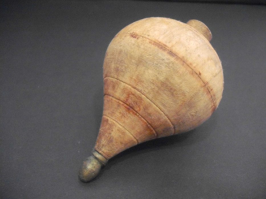 Pião antigo em madeira - brincado - anos 50/60