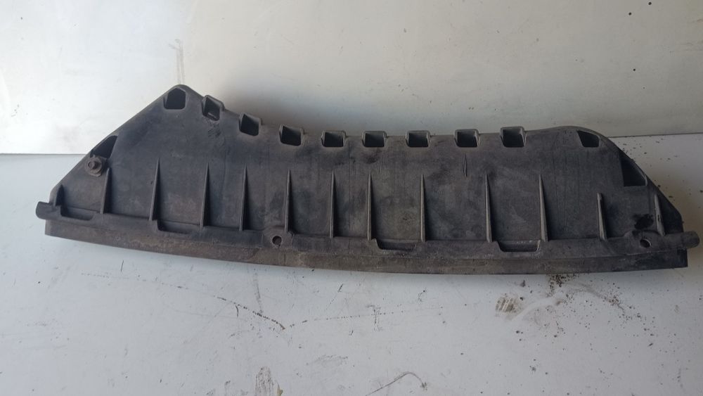 BMW E60 ślizg zderzaka tył tylne mocowanie środek
