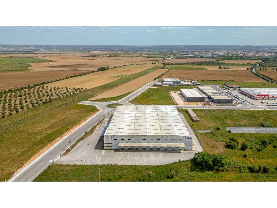 Armazém para arrendar na ZI de Riachos, Torres Novas