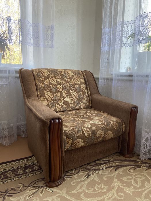 Продам два спальних крісла