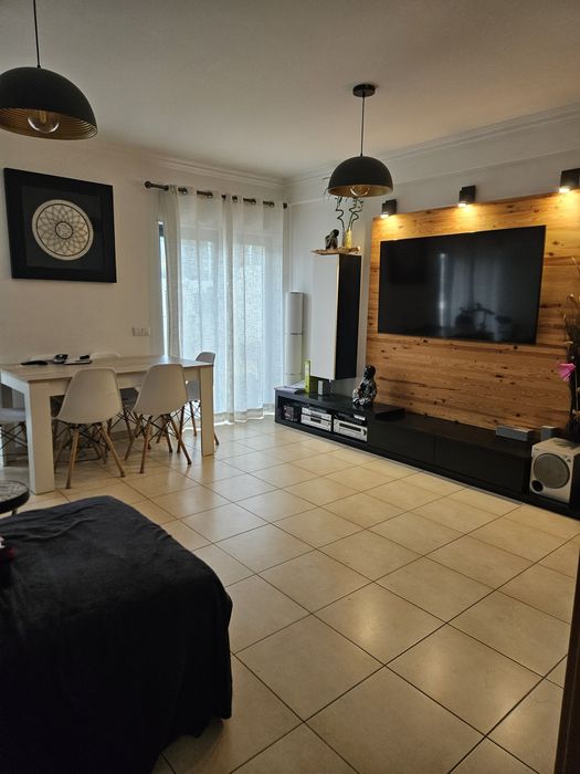 Apartamento T3 em condomínio fechado com piscina e garagem