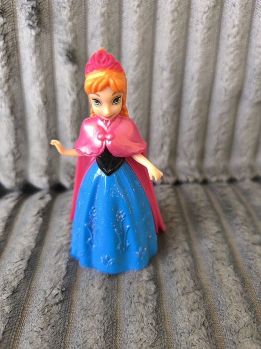 Mała lalka Anna z Krainy Lodu