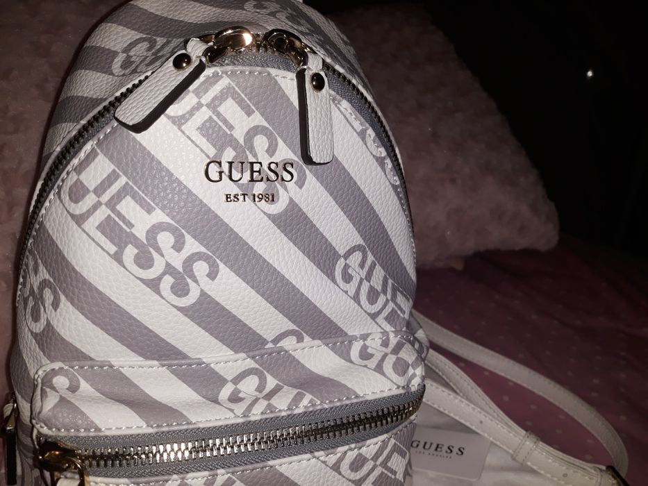 Mochila Guess (branca e cinza)