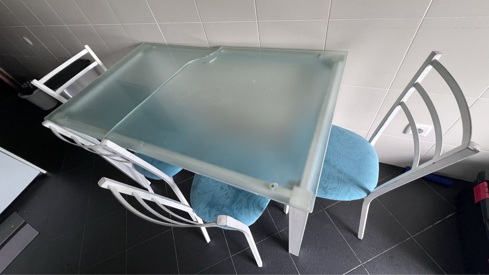 Mesa de cozinha com 4 cadeiras