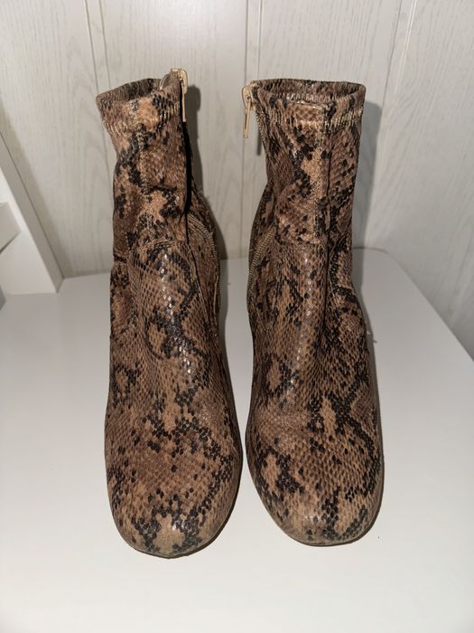 Wężowe botki na obcasie