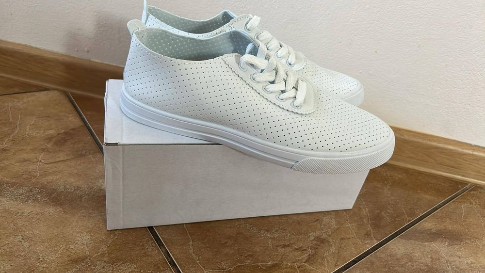 Trampki białe ażurowe, ultra lekkie rozmiar 38,nowe w pudełku