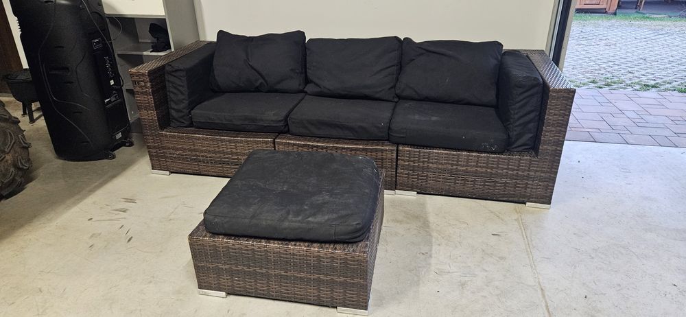 Sofa z pufą z ratanu